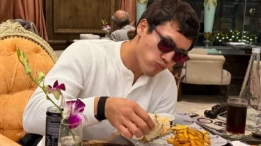 Қазақстандық қыздар Еркебұлан Тоқтарға миллиондап ақша жіберіп, "қалың мал" уәде етті