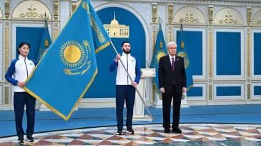 Президент ұлттық құрама мүшелеріне мемлекеттік туды тапсырды