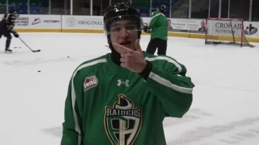 Қазақ хоккейшісі Канада лигасында өз командасына жеңіс сыйлады (ВИДЕО)