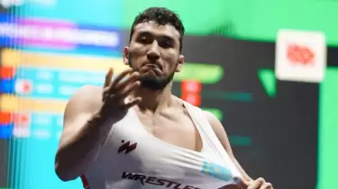 Қазақстанның еркін күрестегі тұңғыш әлем чемпионы әке атанды