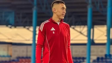 Айбол Әбікен уәдесінде тұрып, Виктор Мозеске "салтанатты тепкі" жасады (ВИДЕО)