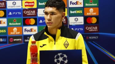 Темірлан Анарбеков "Арсенал" аңызымен бірге түскен суретін жариялады