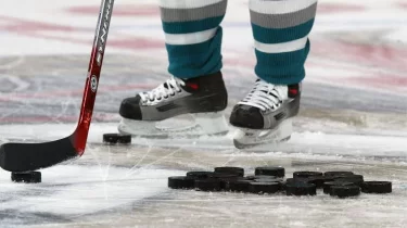 Қазақстанда хоккей матчында ойыншы көз жұмды (ВИДЕО)