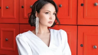 Жұлдыз Әбдукәрімова мектептегі суретін жариялап, сыныптастарын тапты