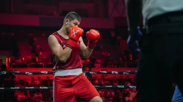 Қазақстандық боксшы қарсыласын нокдаунға жіберіп, келесі кезеңге өтті