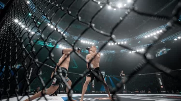 Бет-аузы қан-жоса. Қазақстандық файтер өзбекстандыққа нокаутпен жеңілді (ВИДЕО)