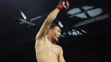 Жеңілмеген қазақстандық файтер ресейлікті техникалық нокаутпен тоқтатып, жаңа чемпион атанды (ВИДЕО)