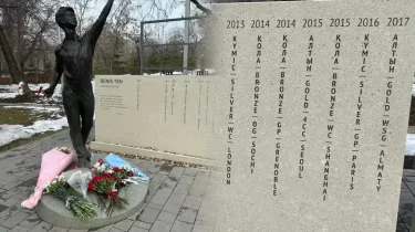 Алматы тұрғындары Денис Теннің ескерткішіне гүл шоқтарын қойды