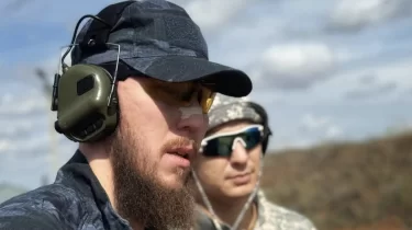 Айымбетов автоматпен оқ атқан видеосымен Еуропада талқыға түсті