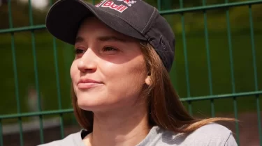 Елена Рыбакинаға қамзол сыйланды: теннисшінің әсерлі реакциясы видеоға түсіп қалды