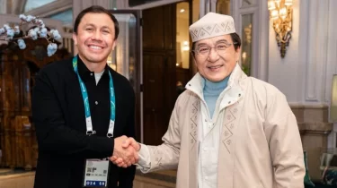 Головкин Джеки Чанға шапан жауып, тақия сыйлады