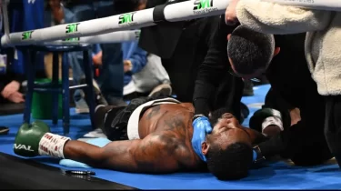 Естен танған боксшы жекпе-жекті жалғастыра алмады (ВИДЕО)