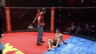 Артық қыламын деп... Файтер жоқ жерден аяғын сындырып алды (ВИДЕО)