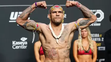 UFC чемпионы белбеуден ресми түрде бас тартты