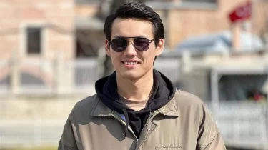 Кредитін жауып берген. Еркебұлан Тоқтар інісіне пәтер сыйлады (ВИДЕО)