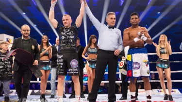 Жәнібек Әлімханұлының салмағындағы титулдық жекпе-жек бауырға тиген соққымен аяқталды (ВИДЕО)