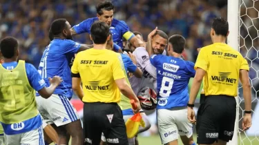 Футболшылар алаңда жаппай төбелес шығарды (ВИДЕО)