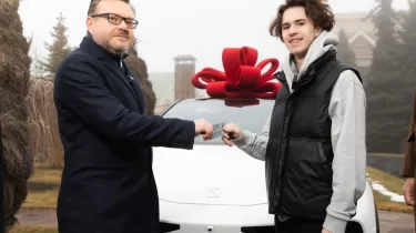 Михаил Шайдоровқа электромобиль табысталды (ВИДЕО)