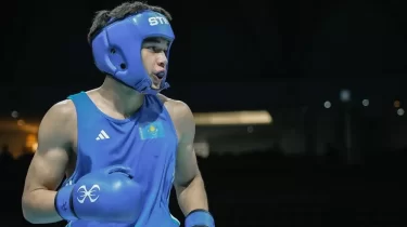 Қазақ боксшысы Бангкокты дүр сілкіндірді: өзбекстандық нокдауннан кейін ес жия алмады (ВИДЕО)