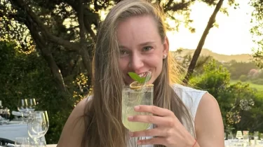 Елена Рыбакина Майами турниріне сәнді образбен келді