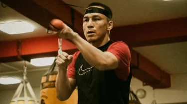 Қазақстандық боксшы Ташкенттегі жекпе-жекке дайындалып жатыр (ВИДЕО)