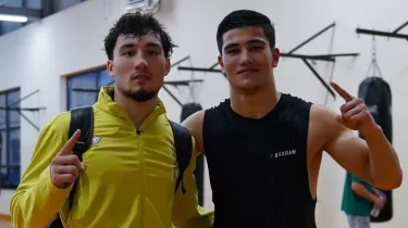 Өзбекстандық әлем чемпионы Сабырхандармен бірге жаттығып жатыр