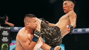 Қазақ файтері Ташкентте өзбекстандықты ауыр нокаутқа жіберді (ВИДЕО)