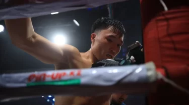 6-раундтағы ауыр нокаут: қазақ кәсіпқой боксшысының жекпе-жегі мерзімінен бұрын аяқталды (ВИДЕО)