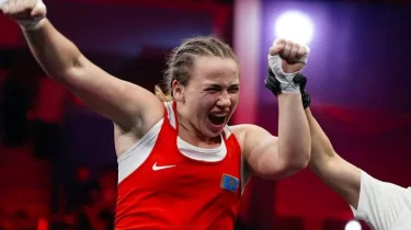 Қазақстандық азулы үнді боксшысын тізе бүктірді (ВИДЕО)