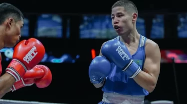 Қазақстандық әлем чемпионы өзбек боксшысын жеңді (ВИДЕО)