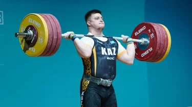 Әлем чемпионына Қарағандыда пәтер кілті табысталды