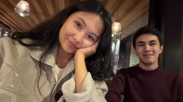 "Құда түсіп беремін". Синдаровтың анасы Асаубаевамен байланысты болашаққа пікір білдірді