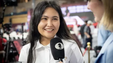 Бибісара Асаубаева гүл шоғын алып, әсерлі жазба қалдырды (ВИДЕО)