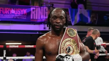 Британдық боксшы Әлімханұлынан титулды тартып алуды талап етті