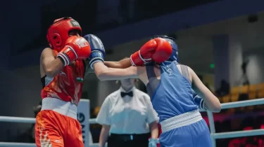 Тағы бір "алтын". Нұргүл Сахи Азия чемпионатында Өзбекстан боксшысын жеңді (ВИДЕО)