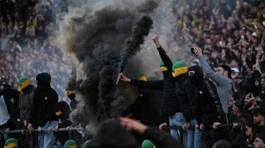 Жаппай тәртіпсіздік. Франция чемпионатында жанкүйерлер матчты тоқтатып тастады