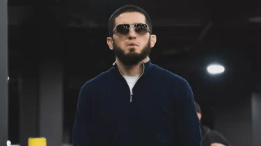Ислам Махачев қымбат көлікте отырып, балаларға ақша үлестірді (ВИДЕО)