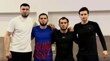 "Неше Олимпиада алтыны бар?": Махачев өзбек чемпиондарымен түскен суретін жариялады (ВИДЕО)