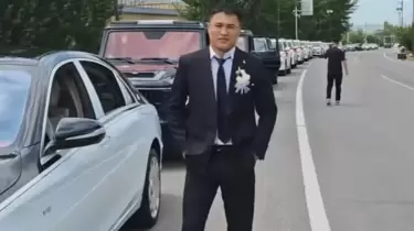 "Бірде-бір Changan жоқ": Қытайдағы қазақтардың тойындағы люкс көліктер желіні таңғалдырды
