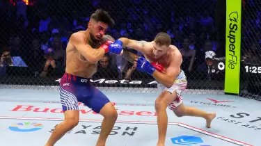 Гэтжи Топурияны сенсациялық түрде жеңіп, UFC чемпионы атанды