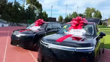 Өзбекстанда Файзуллаев пен Шомуродовқа қымбат көлік берілді (ВИДЕО)