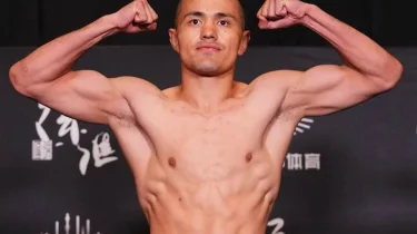 Қазақ файтері Road to UFC турнирінің басты айқасында қарсыласын тұншықтырды