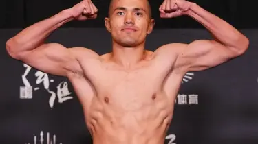 Қазақ файтері Road to UFC турнирінің басты айқасында қарсыласын тұншықтырды