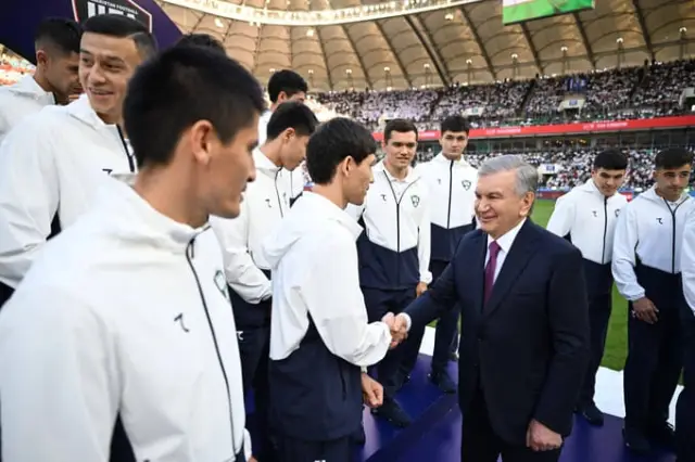 Президенттің батасы, ән мен жыр: Өзбекстан футболшылары ӘЧ-2026-ға аттанды