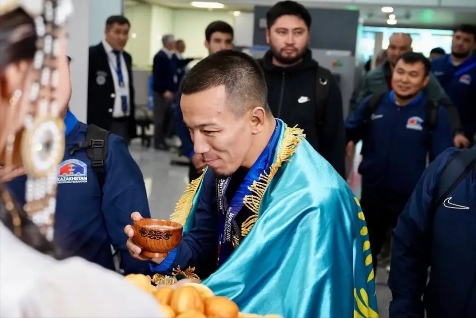 Ғасыр чемпионын дүркіретіп күтіп алды