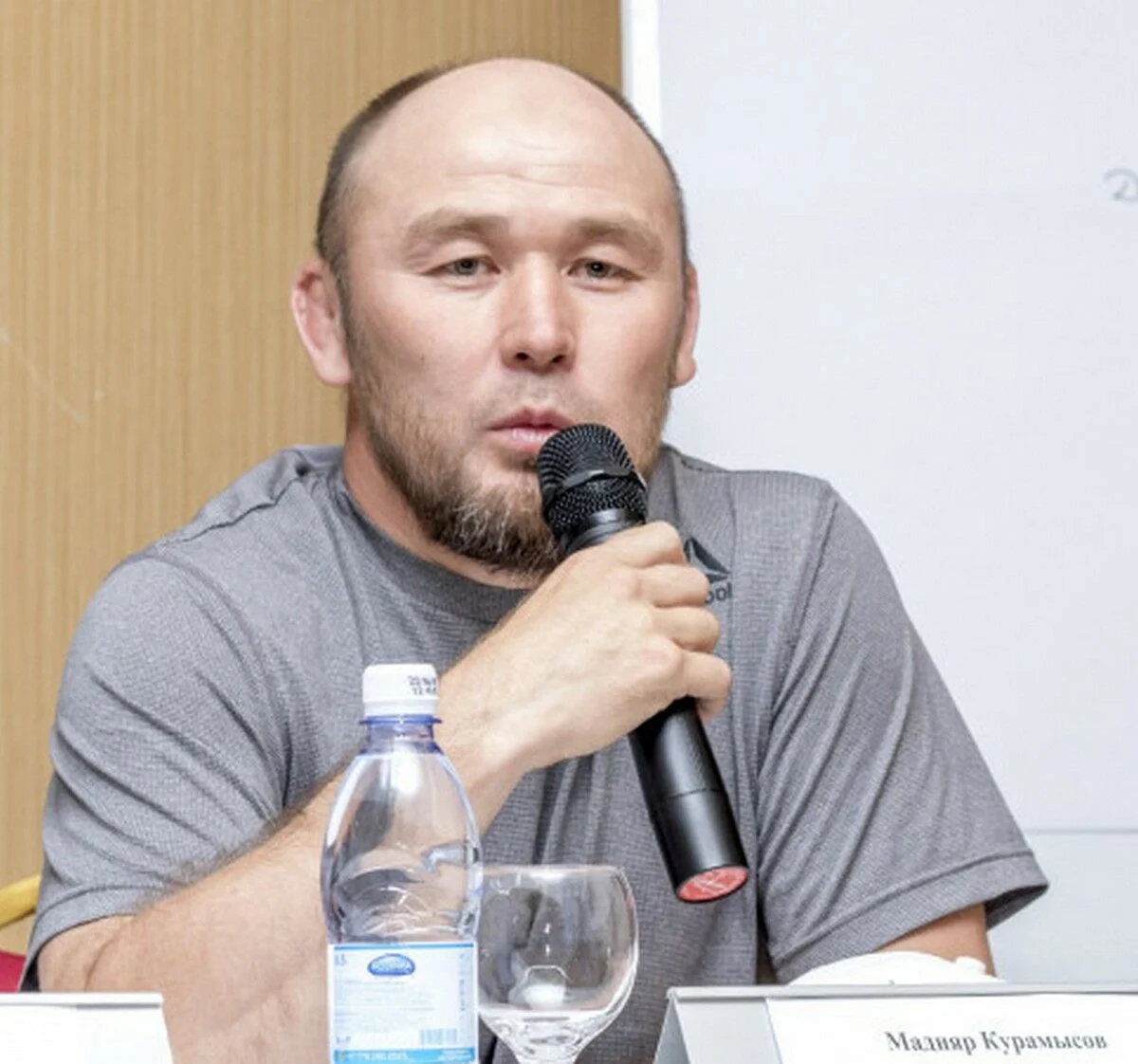 "Жаттығуды тиіп-қашып жасайды": Бас бапкер әлем чемпионы Ризабек Айтмұханды сынға алды